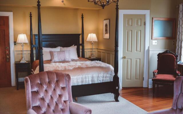 Dashwood Manor Seaside Bed & Breakfast