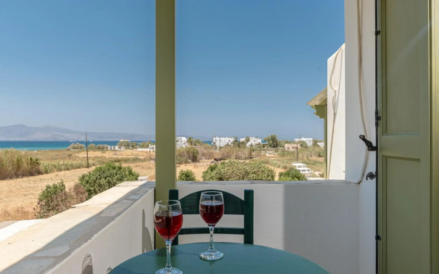 Studios Vrettos Beachfront Hotel