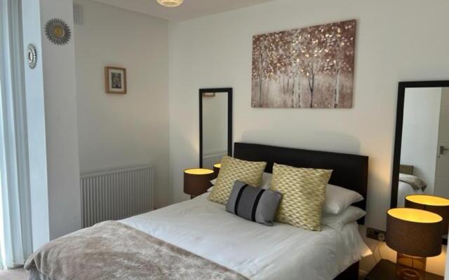 Castle Quarter Apartment with Free on site Parking