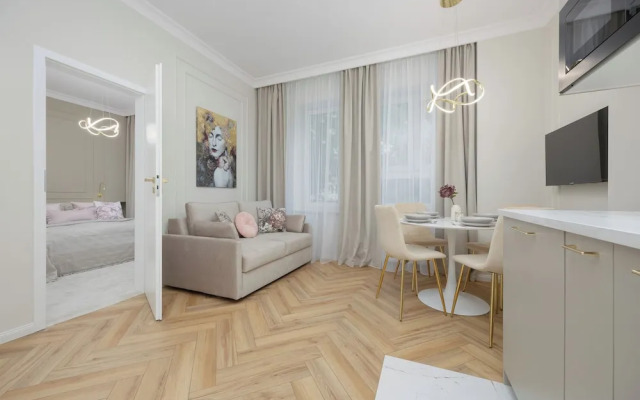 Grójecka Apartment by Renters