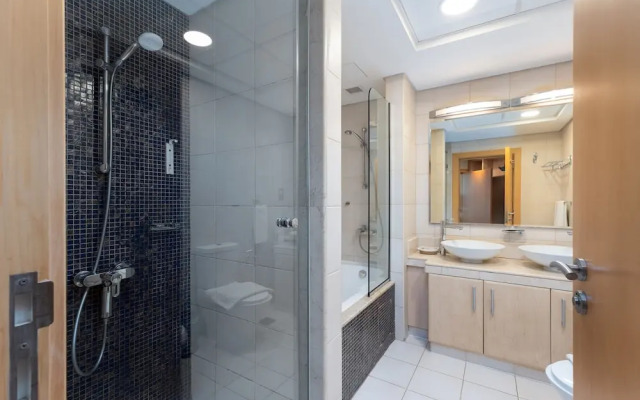 Palm Living 2BR Maid w Pool Beach Access