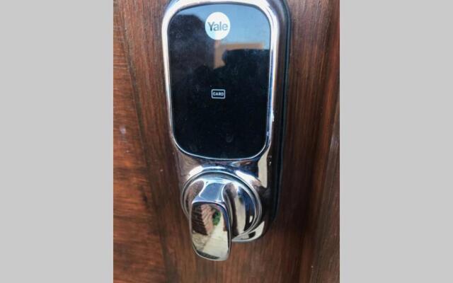 Bright, stylish Studio flat with Sky Sports