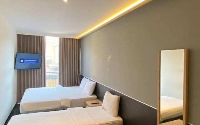 RedDoorz Plus near Simpang Lima