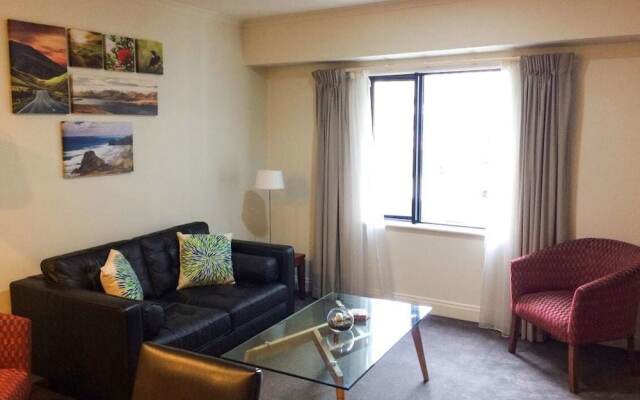 King Bed in Central & Stylish Apartment