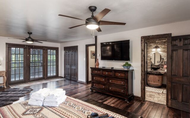 Rustic Pines Retreat