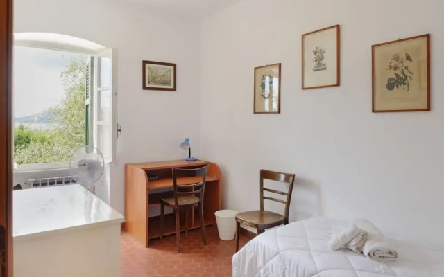 Villetta immersa nel verde con due posti auto