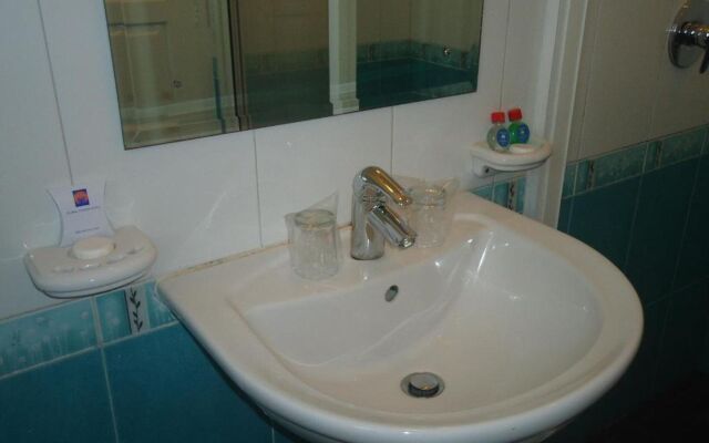 Global Towers Hotel & Suites