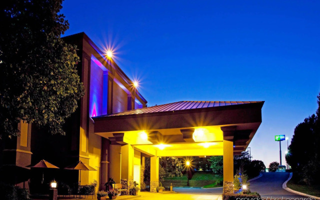 Holiday Inn Express Forsyth by IHG