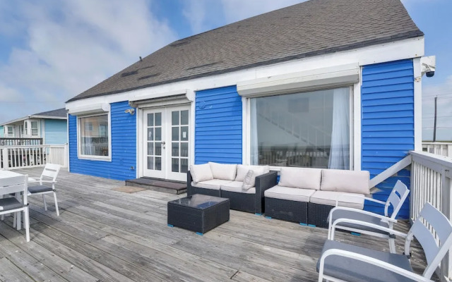 Beach House w/ Oceanfront Deck in Galveston!