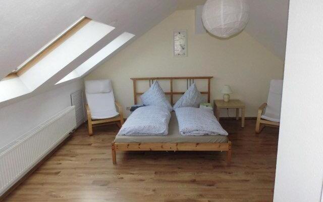 Sehr-schoene-4-Raum-Maisonette-Fewo-mit-110qm-Balkon-zentral-preiswert-T7