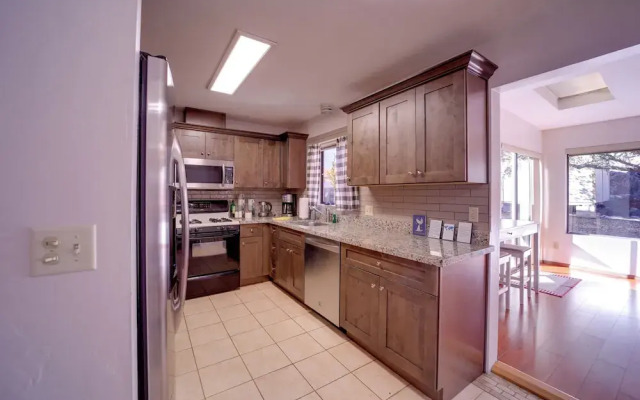 2 Mi to Whiskey Row: Tranquil Getaway w/ Deck!