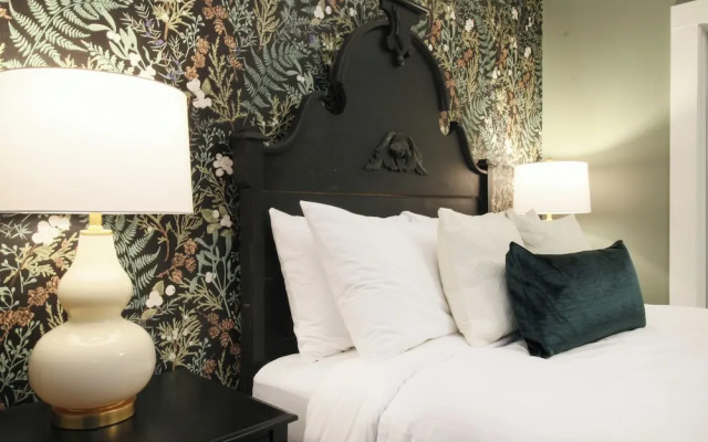 The Aurora Inn & Cottages