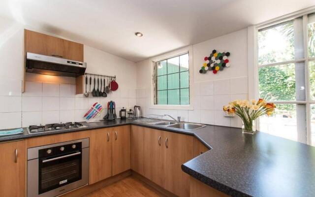 Hunter · Close to Smith St Courtyard + Parking