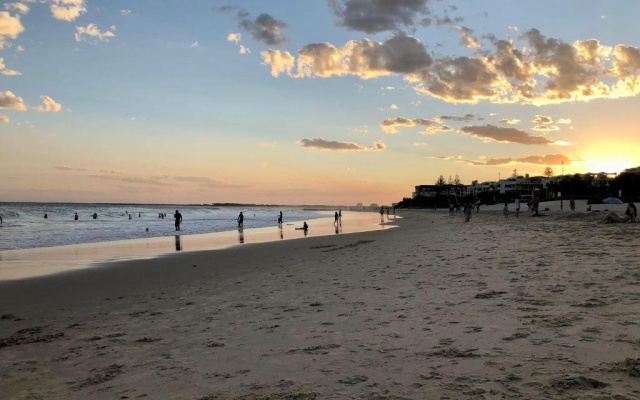 Spacious Family Friendly 3 Bedroom - 2-Minute Walk To Patrolled Kings Beach, Fountains and Playgrounds – Beach – Shelly Beach