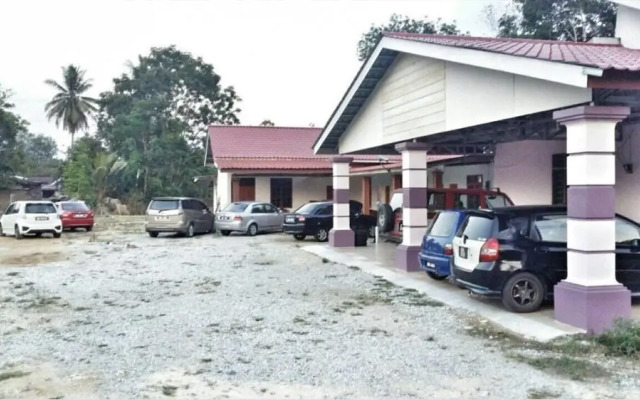 Merkang Guesthouse Pasir Puteh by OYO