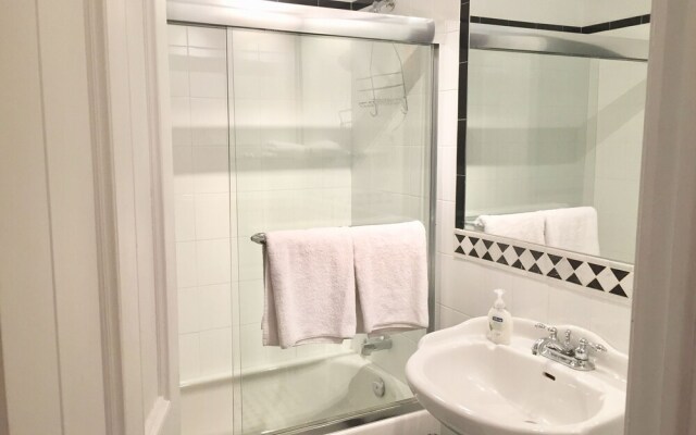 Crystal Griffintown Apartment