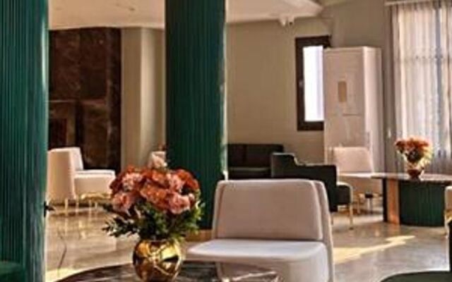 Queen Marin Hotel
