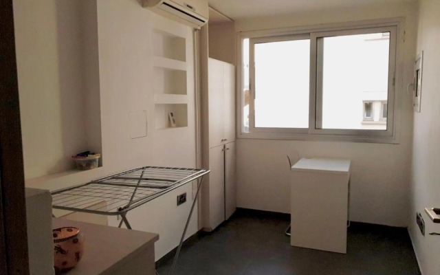 Renovated 2-bedroom flat with free parking, center