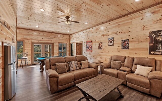 Smokey Treats 5 Bedroom Cabin by RedAwning