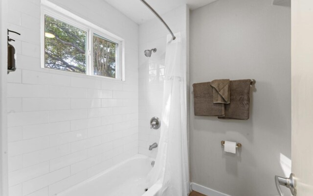 Charming Studio Close to Downtown and Domain
