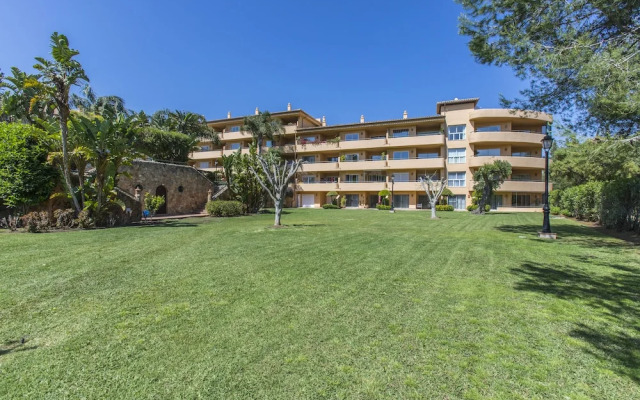 Perfect Location Between Golf and Beach