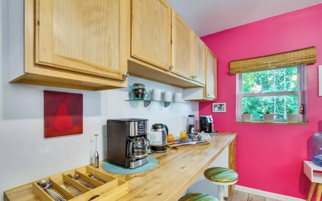 Walk to Highland Park: Artsy Pittsburgh Retreat!