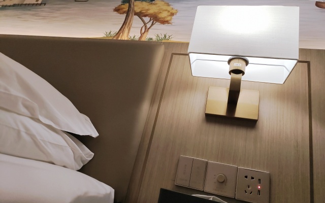 Vienna Hotel (Beihai Weizhou Island Lanqiao seaview shop)