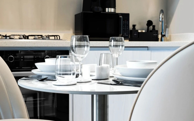 Keyrock Living - 1BR with Lake View