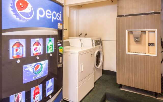 Econo Lodge Inn & Suites Heavenly Village Area