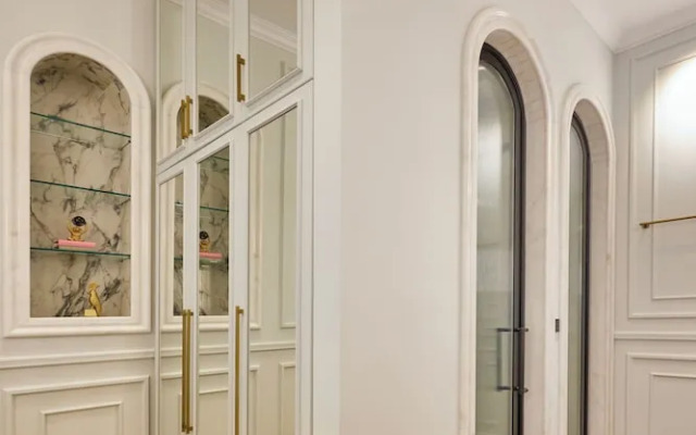 Ermou 99 Intelligent Private Suites