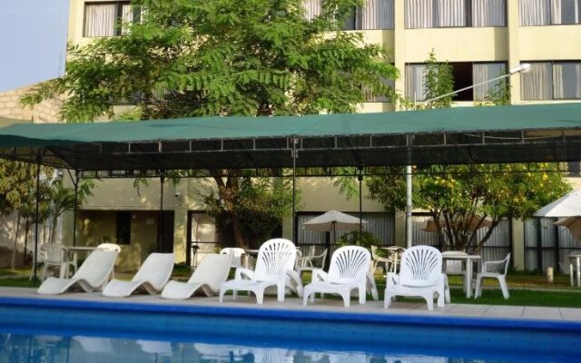 Hotel Holiday Suites