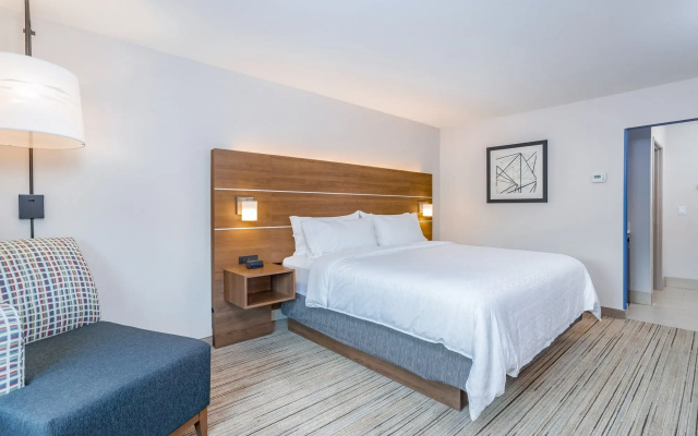 Holiday Inn Express & Suites Elkhart North by IHG