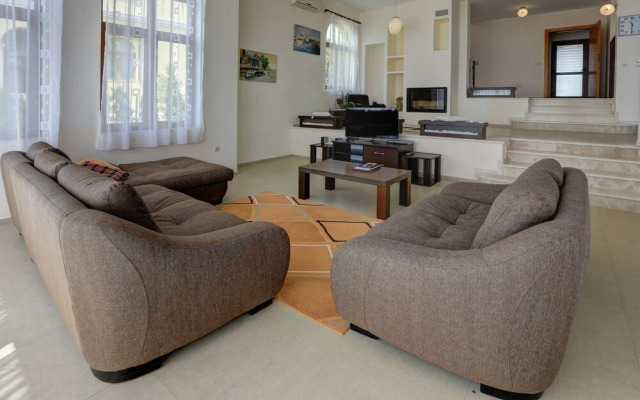 Lighthouse Luxe Estate Apart & Villas