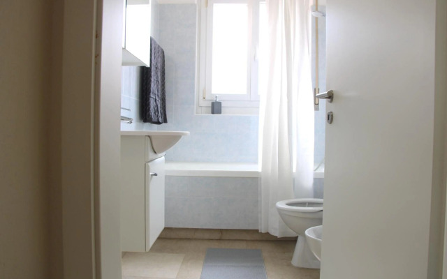 Cozy apartment with Free Parking & close to Lake