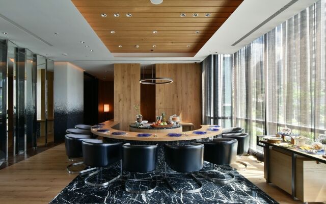 Silks Club