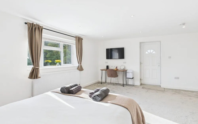 Room-modern Guest Room in West Midlands