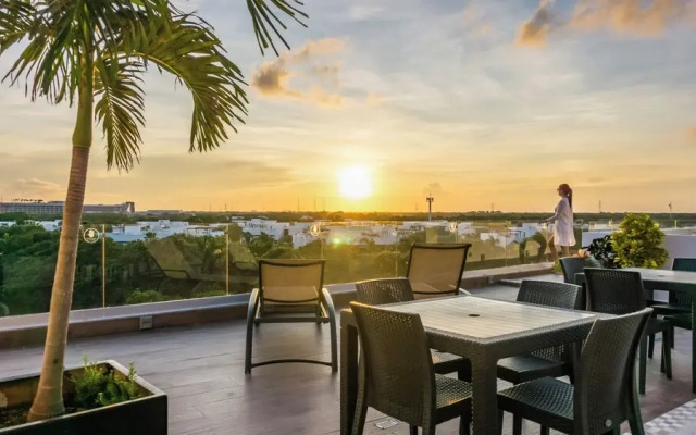 Luxury Studio Rooftop Pool and Jacuzzi