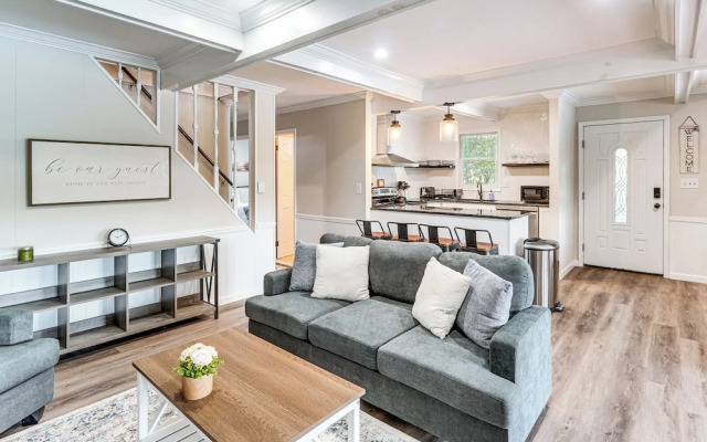 Hot Tub + Game Room! Lakefront Gem in Pocono Mtns