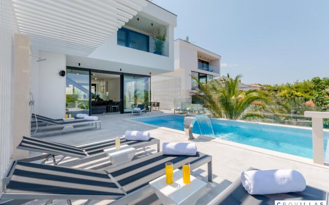 Pax in Sutivan with 3 bedrooms and 3 bathrooms