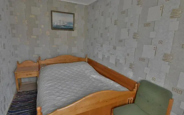 13 Enkuri, Viesu Nams