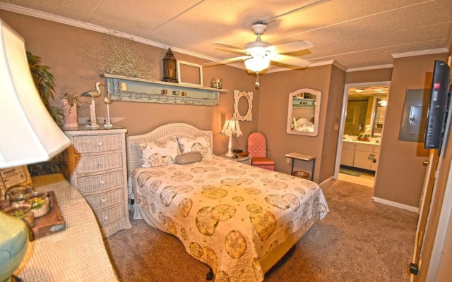Harbour Island 102M 2 Bedroom Condo by RedAwning
