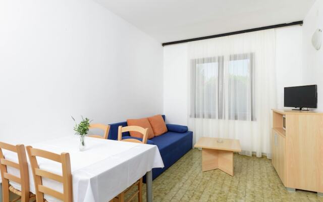 Tidy Apartment With Wifi, 4 km From City of Trogir