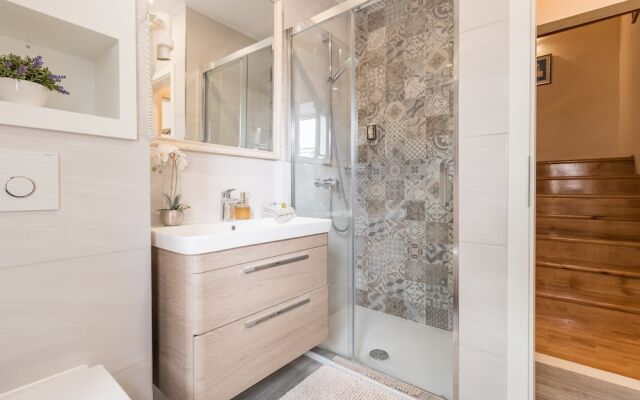 Apartments and rooms Perla