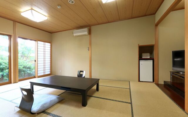 Yuraku Hotel