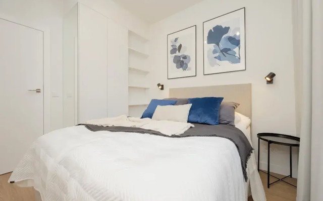 Warsaw Apartment With Parking by Renters