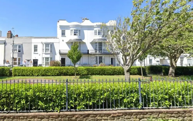 Beautiful 5 Bedroom Regency House / Pets Welcome