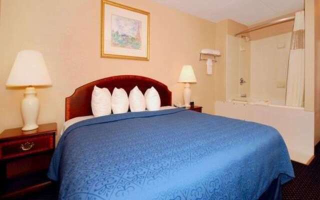 Econo Lodge Inn & Suites