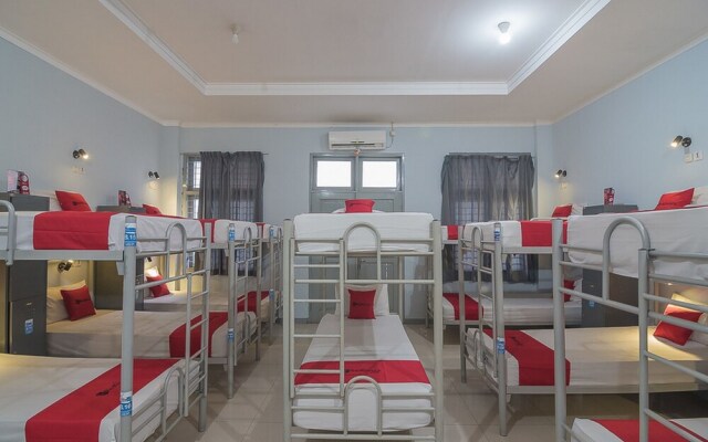 RedDoorz Hostel near Braga Citywalk