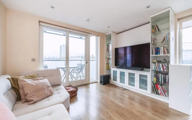 Cosy 2-bed Poplar Flat w/ City Views