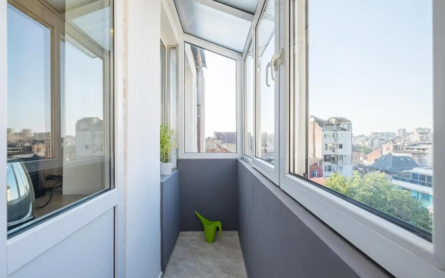 ARTistic & Spacious 2BD Central Apt